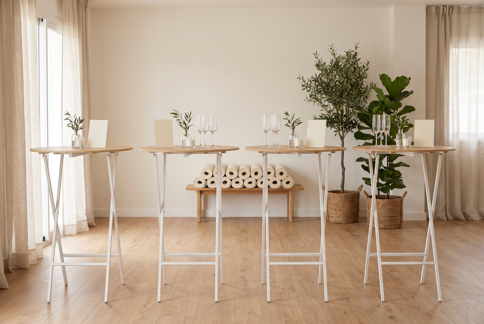 Mesas altas en un estudio de yoga luminoso, con suelo de madera y plantas.
