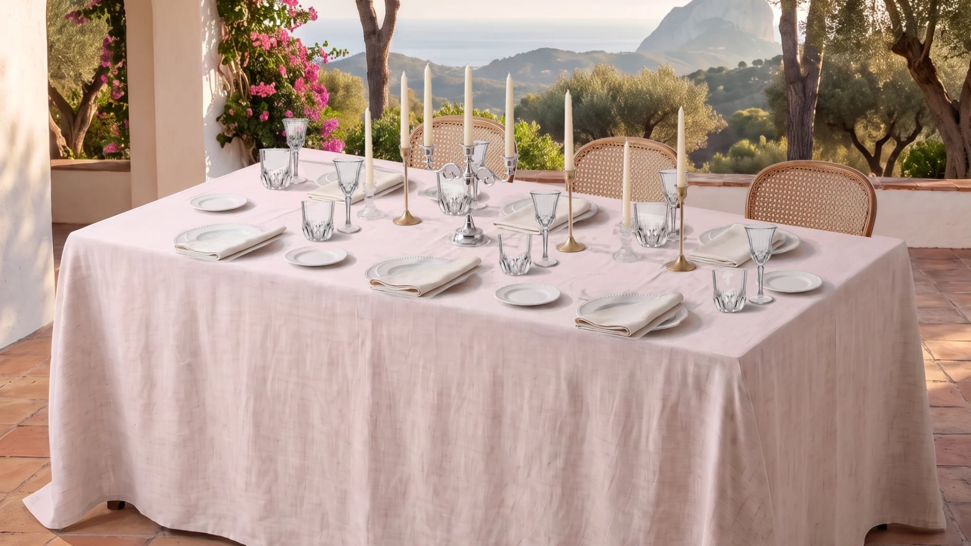 Mesa larga puesta para seis con nuestras piezas: vajilla, cristalería, velas y decoración.
